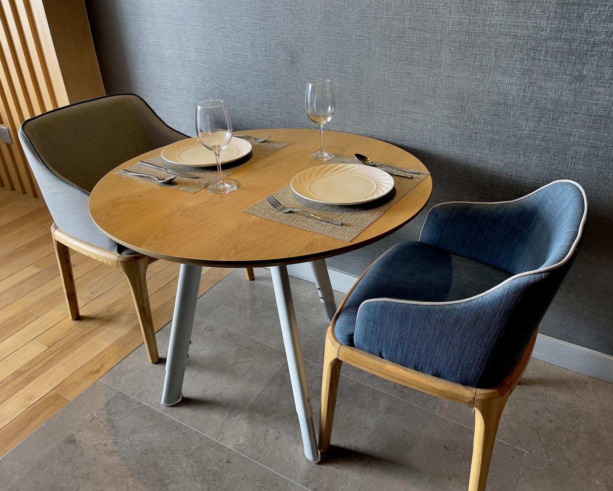 Fraser Place Puteri Harbour Nusajaya  Exterior foto A table and two chairs