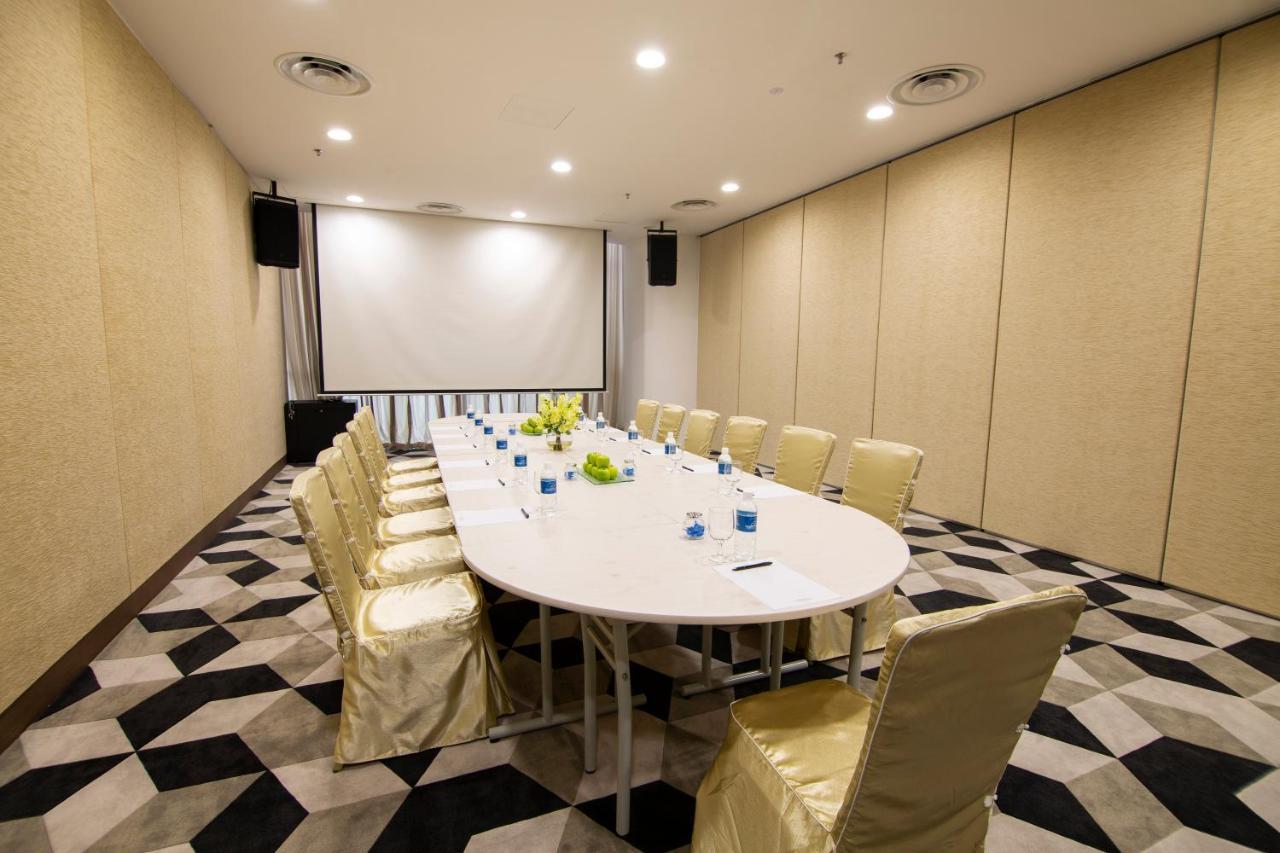 Fraser Place Puteri Harbour Nusajaya  Exterior foto Meeting room